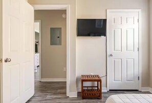 2 bedrooms, iron/ironing board, free WiFi, bed sheets - 5 minutes to beaches! Quiet and clean home, pet friendly, with huge back yard! (Pensacola)