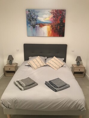 2 chambres, fer et planche à repasser, Wi-Fi gratuit, draps fournis