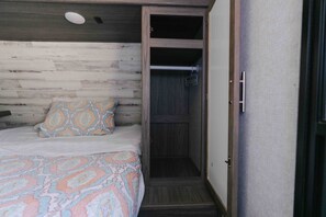 1 slaapkamer, een bureau, een strijkplank/strijkijzer, gratis wifi