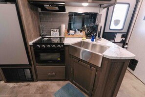 Een koelkast, een microgolfoven, een oven, een kookplaat