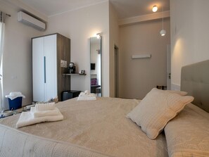 1 bedroom, desk, Internet