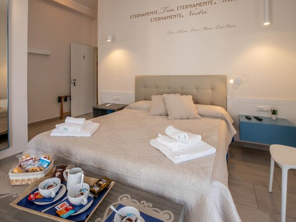 1 bedroom, desk, Internet