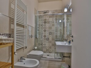 Capçal de dutxa d'hidromassatge i assecador de cabells 