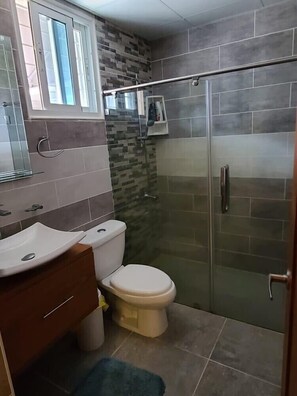 Duschwanne, Whirlpool, Haartrockner, Bidet