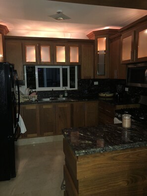 Mikrowelle, Ofen, Wasserkocher mit Kaffee-/Teezubehör, Mixer