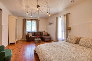 6 bedrooms, iron/ironing board, free WiFi