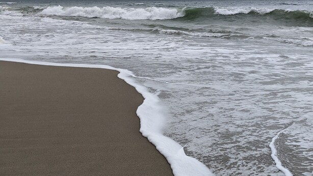 A beach with waves approaching the shore. - Mandalay Shores Resort (Oxnard)