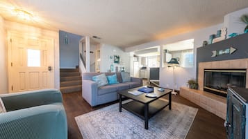 Casa adosada familiar, 2 habitaciones, no fumadores, junto a la playa | Zona de estar | Televisión de pantalla plana de 42 pulgadas con canales por cable