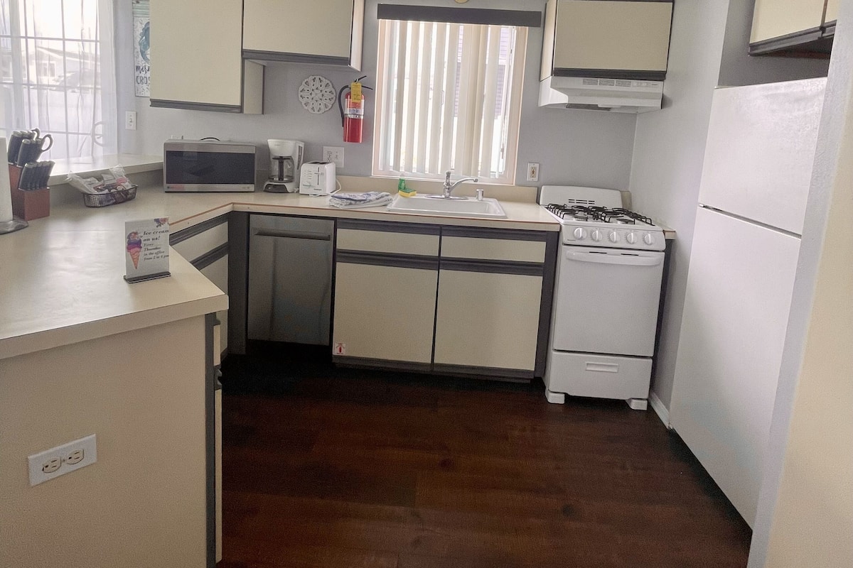 Family Townhome, 2 Bedrooms, Non Smoking, Beachside | Private kitchen | Full-size fridge, microwave, oven, stovetop