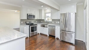 Coffee/tea maker, microwave, cookware/dishes/utensils - Designer’s home- Medical Center, Galleria, NRG. Lilly’s Maison 5 (Houston)