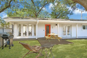 Outdoor dining - Designer’s home- Medical Center, Galleria, NRG. Lilly’s Maison 5 (Houston)