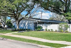 Exterior - Designer’s home- Medical Center, Galleria, NRG. Lilly’s Maison 5 (Houston)
