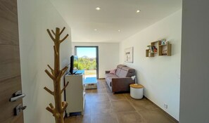 Télévision, baby-foot, table de tennis de table