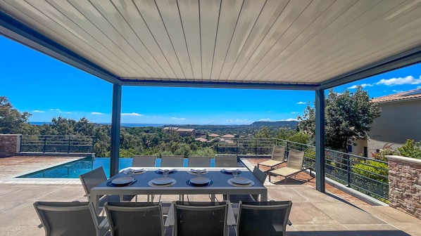 屋外ダイニングエリア