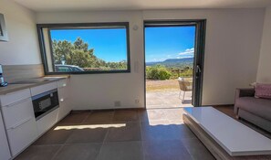 Télévision, baby-foot, table de tennis de table