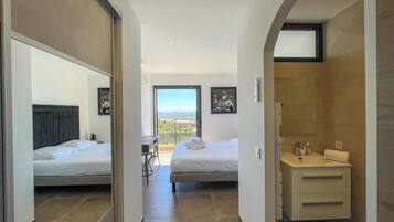 4 chambres, fer et planche à repasser, lit parapluie, Wi-Fi