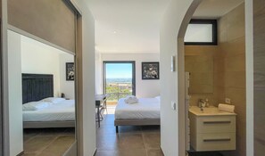 5 slaapkamers, een strijkplank/strijkijzer, reisbedje, wifi