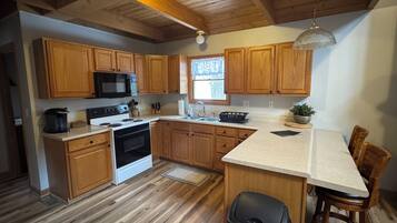 Réfrigérateur, four à micro-ondes, un four, surface de cuisson