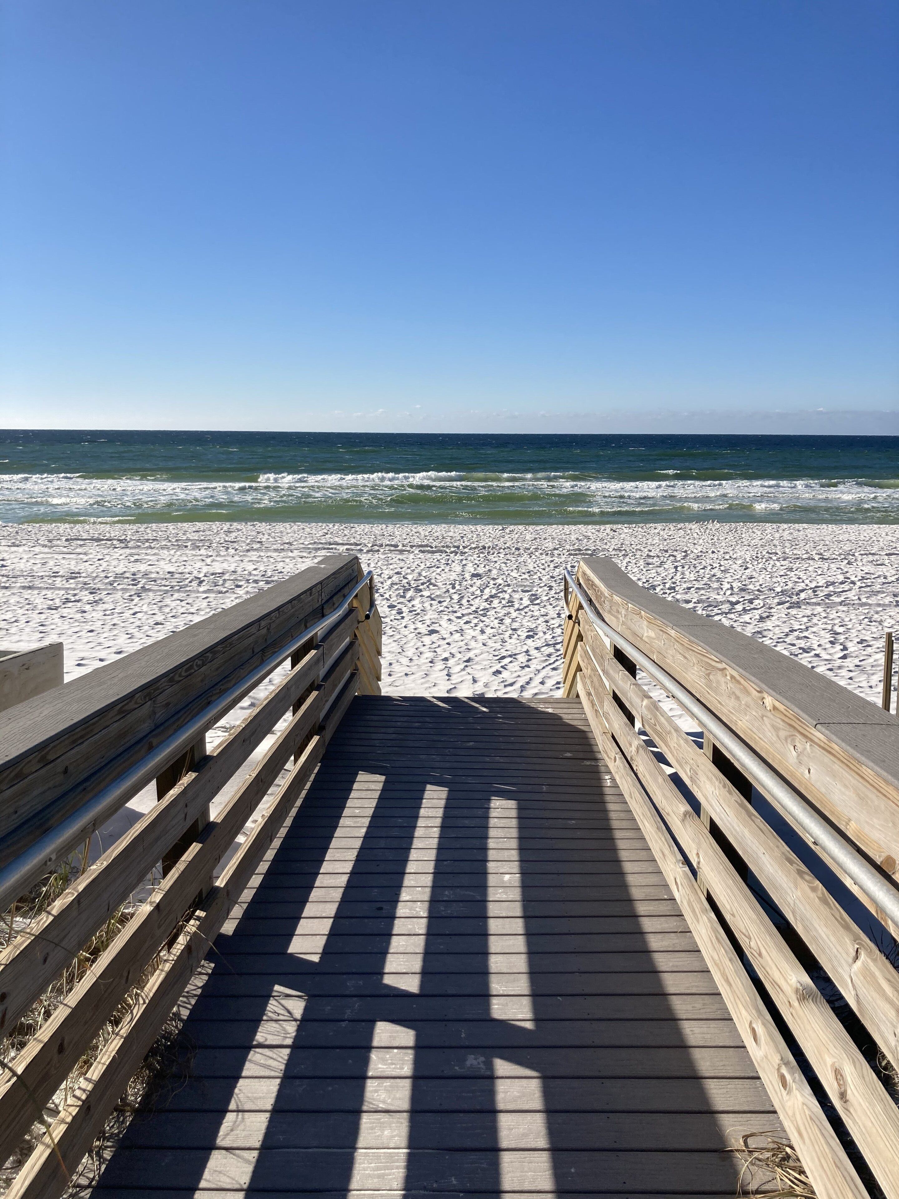 En la playa y camastros 