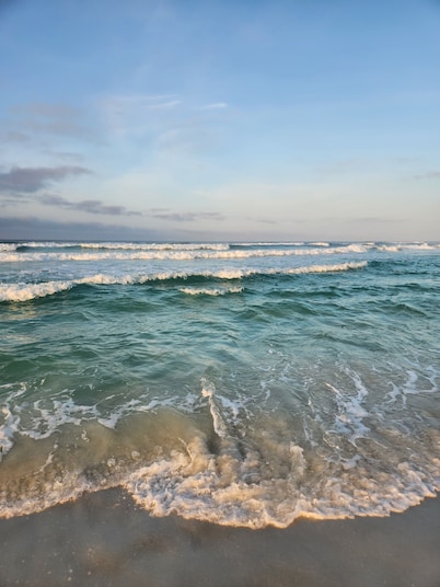 WATERS EDGE unit 101- Heated pool and beach service included March- October