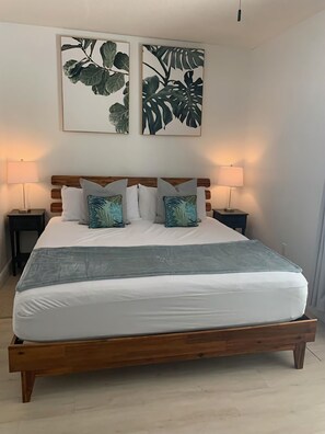 1 bedroom, iron/ironing board, free WiFi, bed sheets - WATERS EDGE unit 101- Heated pool and beach service included March- October (Fort Walton Beach)