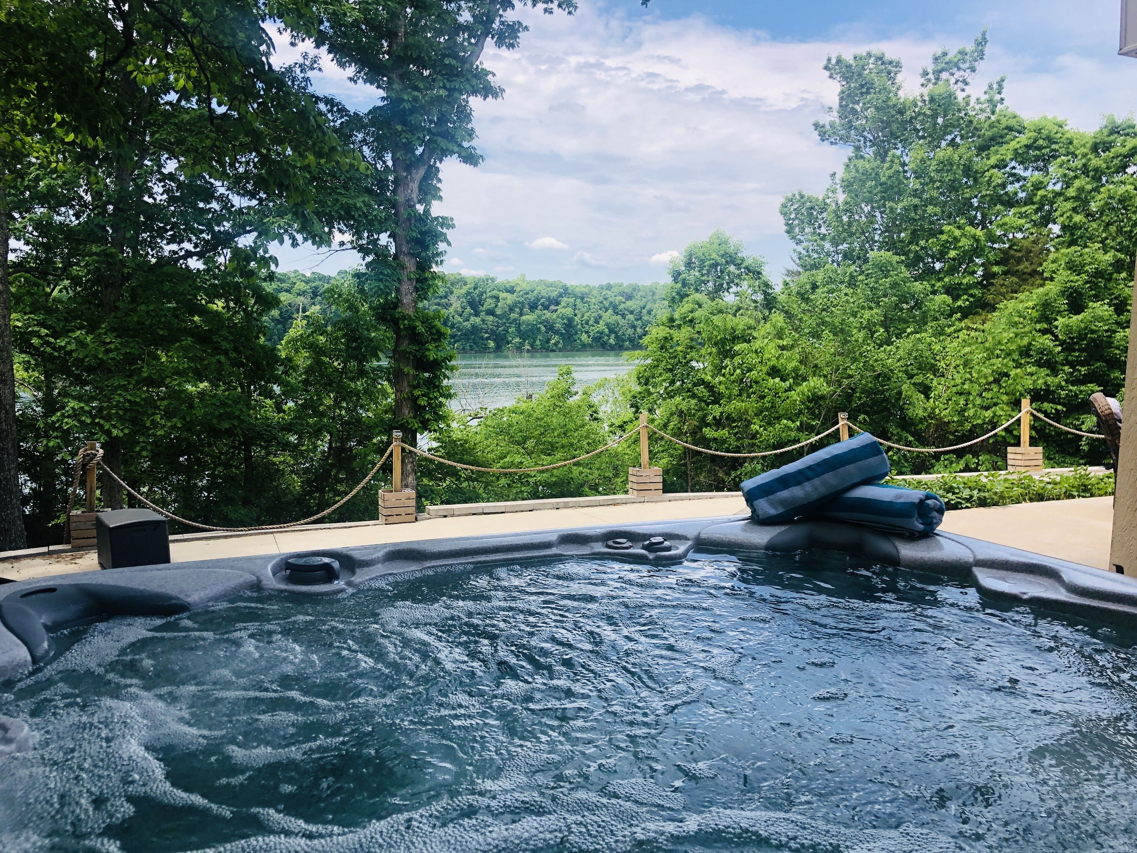 Luxury Lakefront, Hot Tub, Game Room & 5 Masters! 2 Miles to Burnside Marina