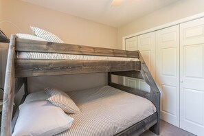 2 bedrooms, travel cot, free WiFi, bed sheets - On Free City Bus Route! Hot Tub! Fireplace! (Steamboat Springs)
