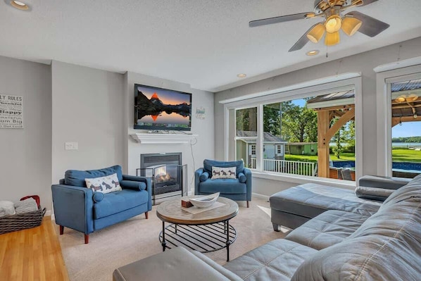 Fernseher, Kamin, Bücher