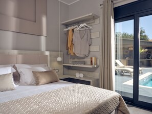 3 chambres, coffres-forts dans les chambres, fer et planche à repasser
