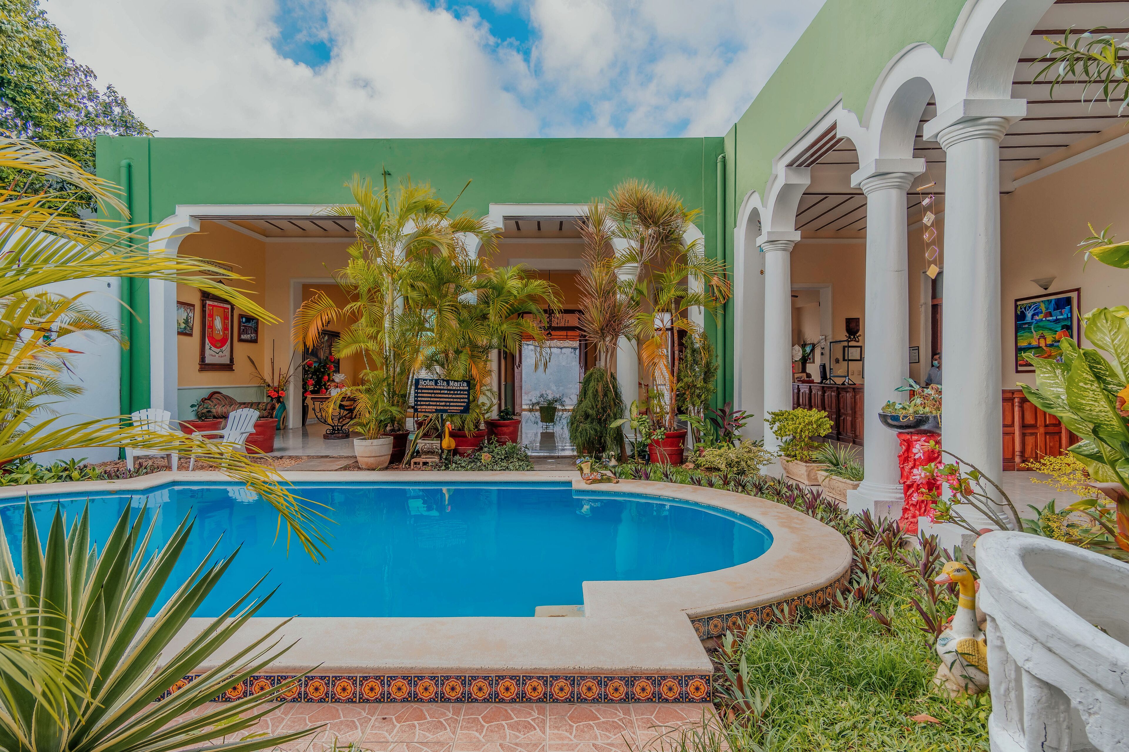 室外游泳池，提供日光浴躺椅