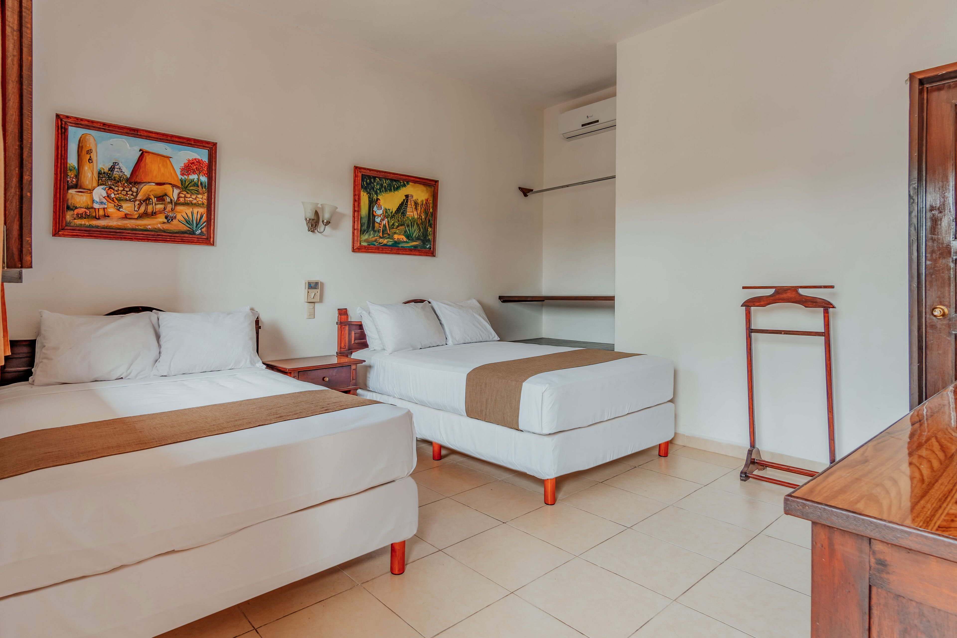 Dilengkapi dengan perabotan berbeda-beda dan meja kerja