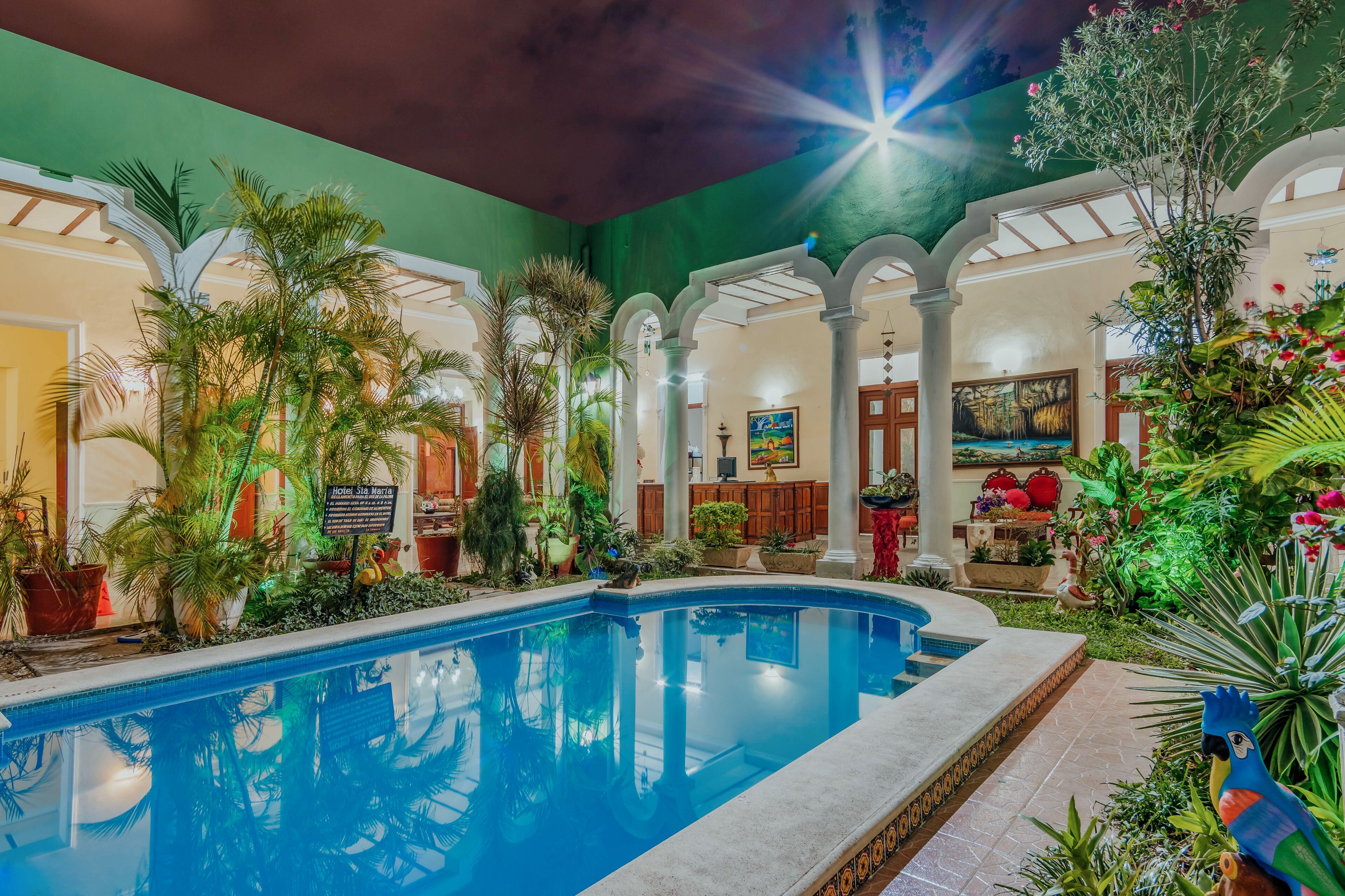 Kolam renang outdoor, dengan kursi berjemur