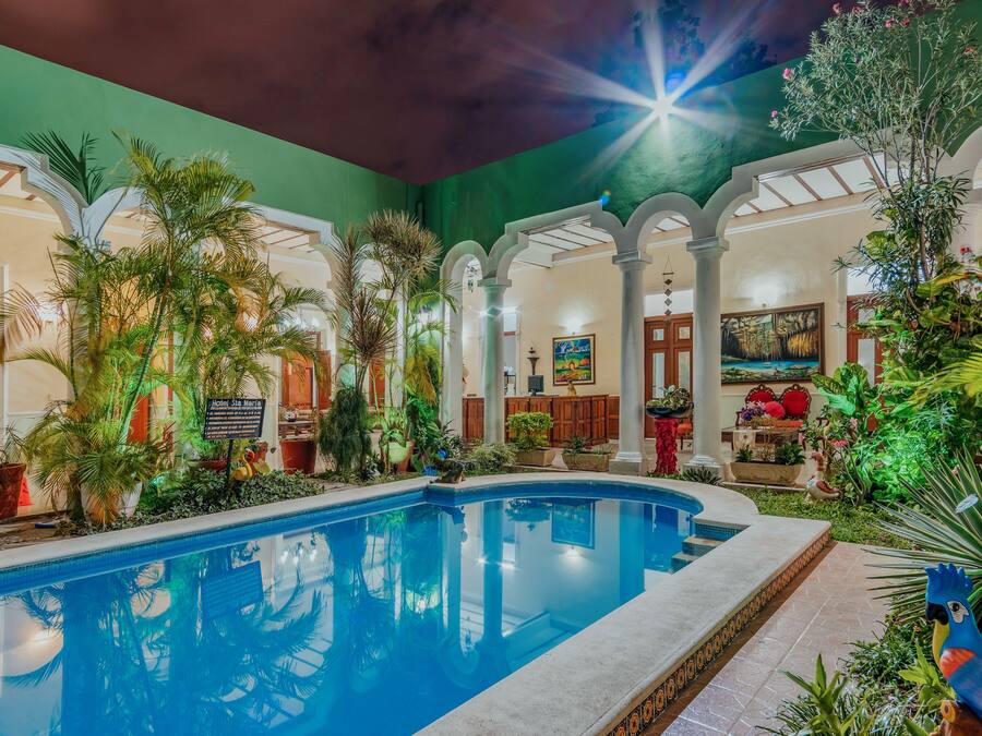 Piscina externa, espreguiçadeiras