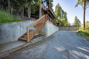 Un escalier en bois mène à un bâtiment sur lequel est apposée une enseigne indiquant « 3580 places de stationnement ».