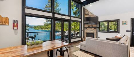 Smart TV, fireplace