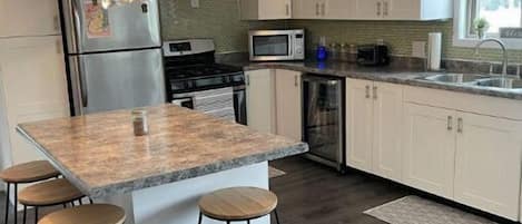 Réfrigérateur, micro-ondes, four, plaque de cuisson