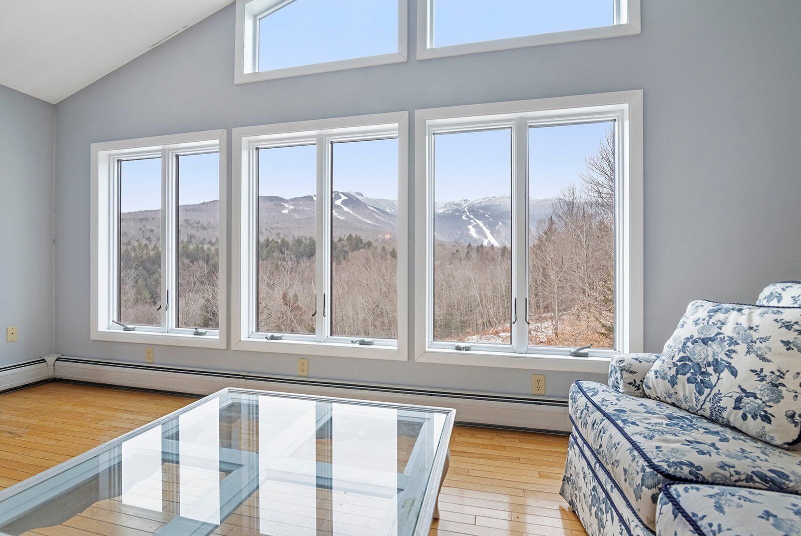 Rumah (Gondola View) | Ruang keluarga | TV, perapian, dan pemutar DVD