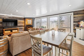 Talo (Gondola View) | Olohuone | Televisio, takka, DVD-soitin