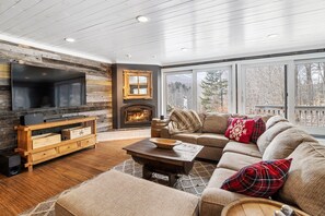 Ferienhaus (Gondola View) | Wohnzimmer | Fernseher, Kamin, DVD-Player