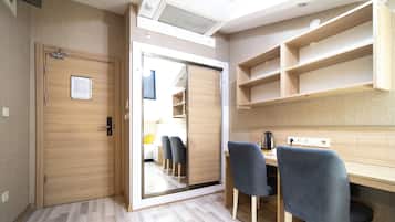 Habitación con 2 camas individuales | Caja de seguridad en la habitación y decoración personalizada