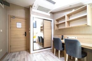 Værelse med 2 enkeltsenge | Pengeskab på værelset, individuelt design, individuel indretning