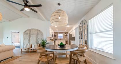 Lakeside Getaway - fire pit, paddle boards, canoes, ping pong
