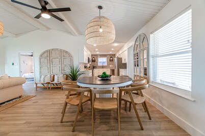 Lakeside Getaway - fire pit, paddle boards, canoes, ping pong