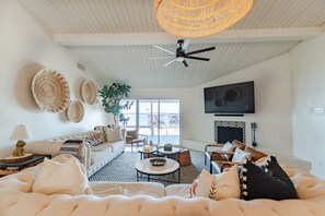 Smart TV, fireplace, table tennis, stereo