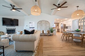 Smart TV, fireplace, table tennis, stereo - Lakeside Getaway -  fire pit, paddle boards, canoes, ping pong (Gun Barrel City)