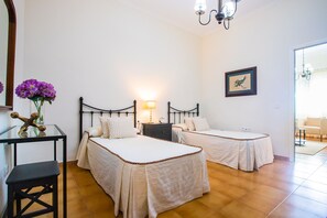 3 dormitorios, tabla de planchar con plancha, wifi gratis y ropa de cama