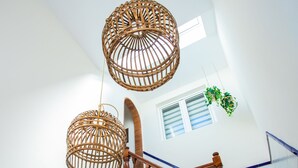 Eine Treppe mit Holzwangen und Handlauf, die zu einer oberen Etage führt.