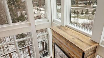 獨棟房屋 (47C Sterling Lane) | 客廳 | 電視、壁爐