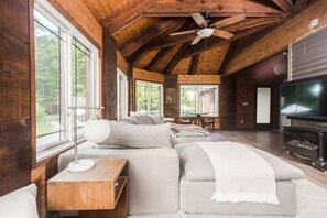 Een televisie, een open haard en een stereo