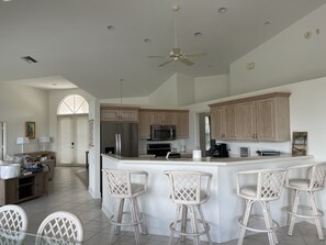 Jääkaappi, mikroaaltouuni, uuni, liesi